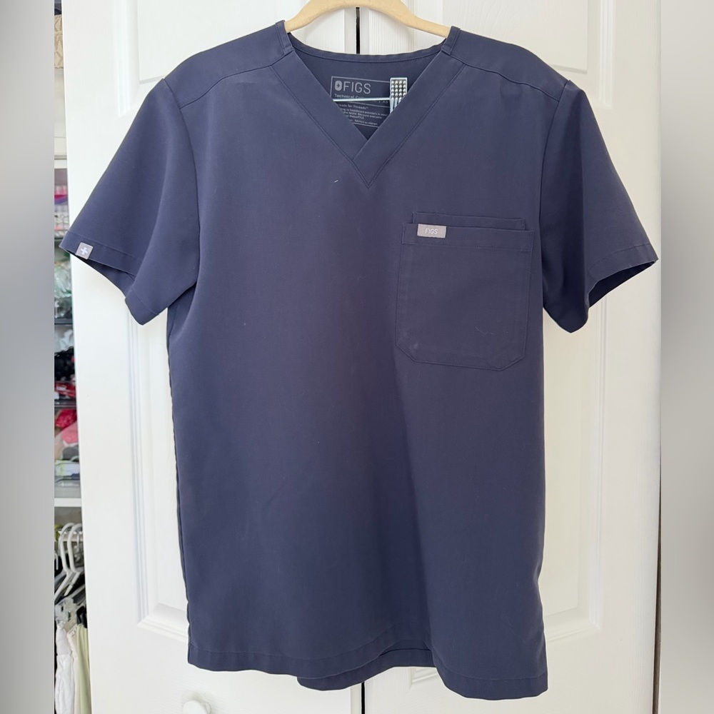 FIGS Men's Faded Navy Blue V-Neck Shirt (XS) and jogger bottom (S)